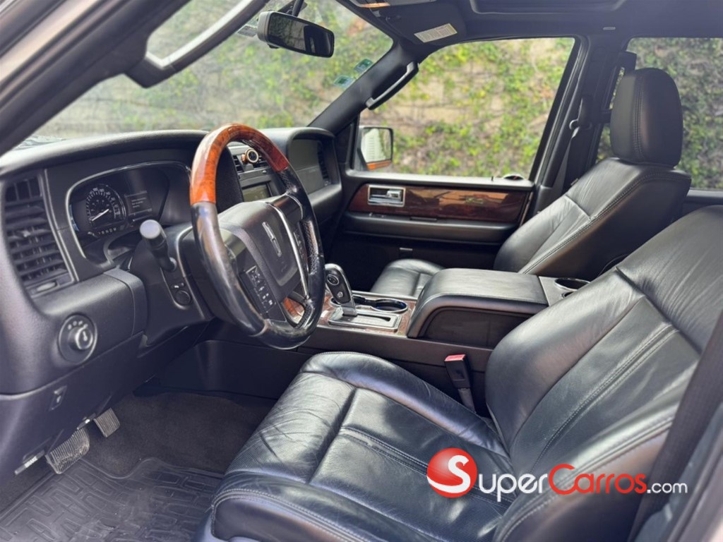 2015 Lincoln Navigator — foto 8 / 12
