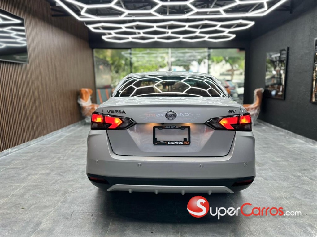 2021 Nissan Versa SV — foto 4 / 10