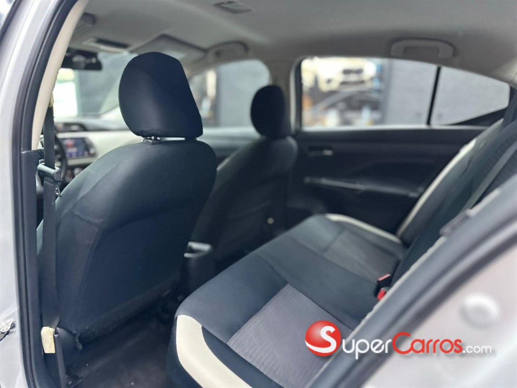 2021 Nissan Versa SV — foto 8 / 10
