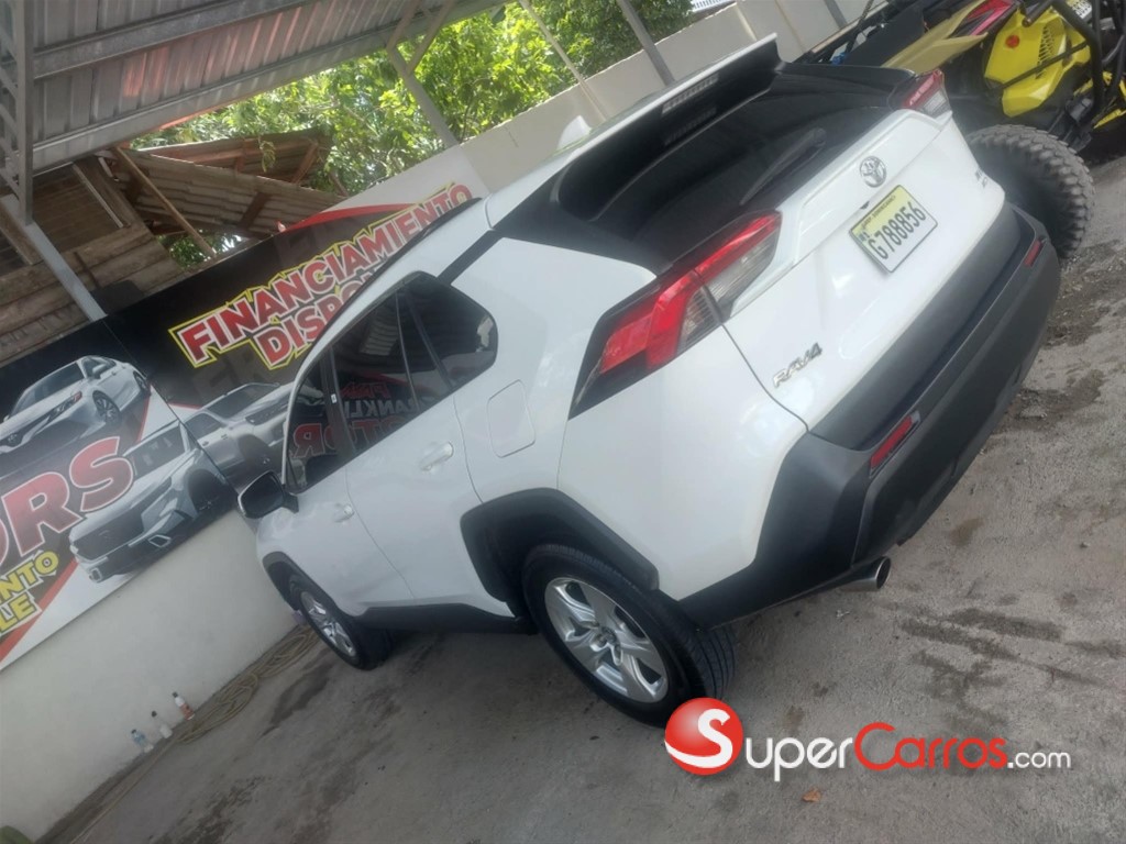 2020 Toyota RAV4 XLE — foto 2 / 8