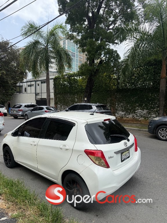 2012 Toyota VITZ — foto 2 / 7