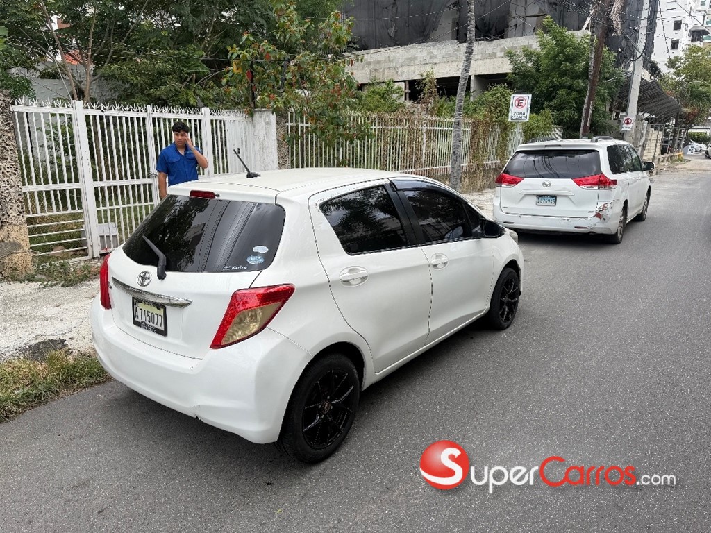 2012 Toyota VITZ — foto 5 / 7