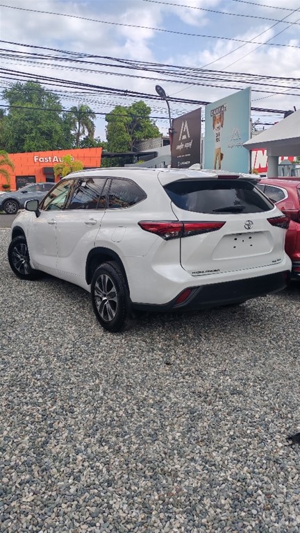 2022 Toyota Highlander XLE — foto 2 / 12