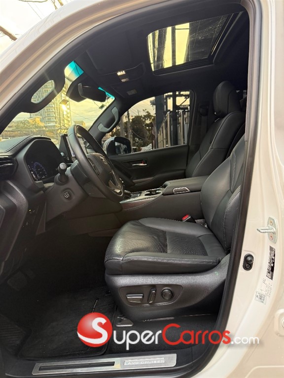 2025 Toyota Land Cruiser VXR — foto 9 / 12