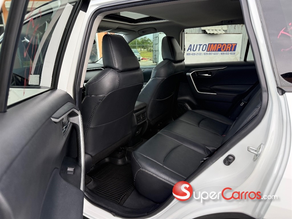 2020 Toyota RAV4 XLE Premium — foto 9 / 12