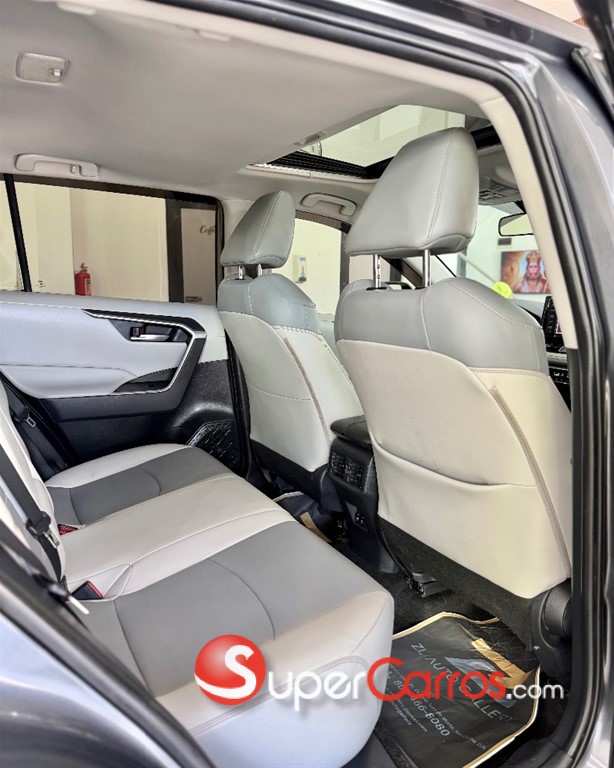 2020 Toyota RAV4 XLE Premium — foto 6 / 12