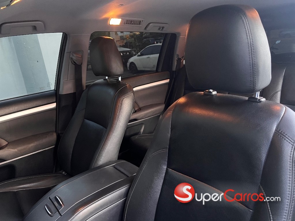 2016 Toyota Highlander LE — foto 8 / 9