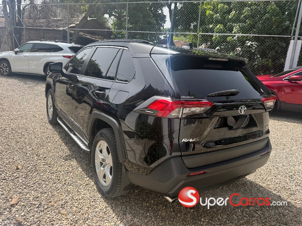 2020 Toyota RAV4 XLE — foto 3 / 8