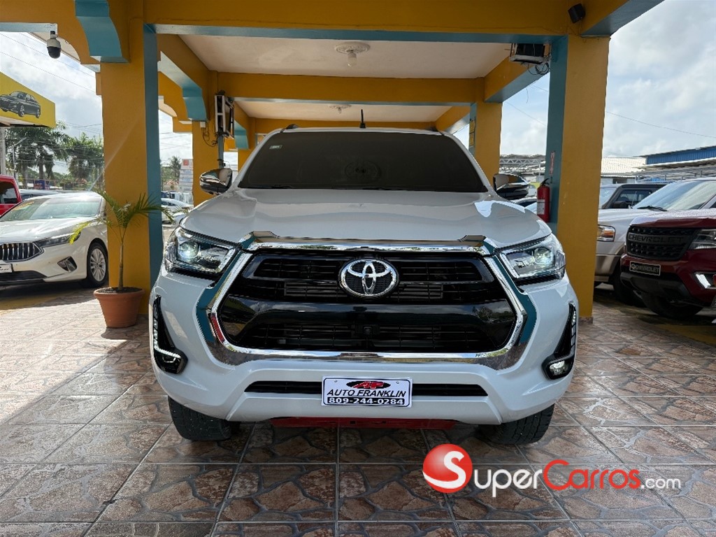 2025 Toyota Hilux SRV
