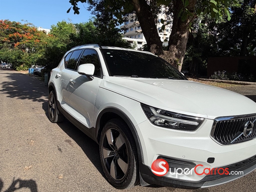 2022 Volvo XC40 Momentum