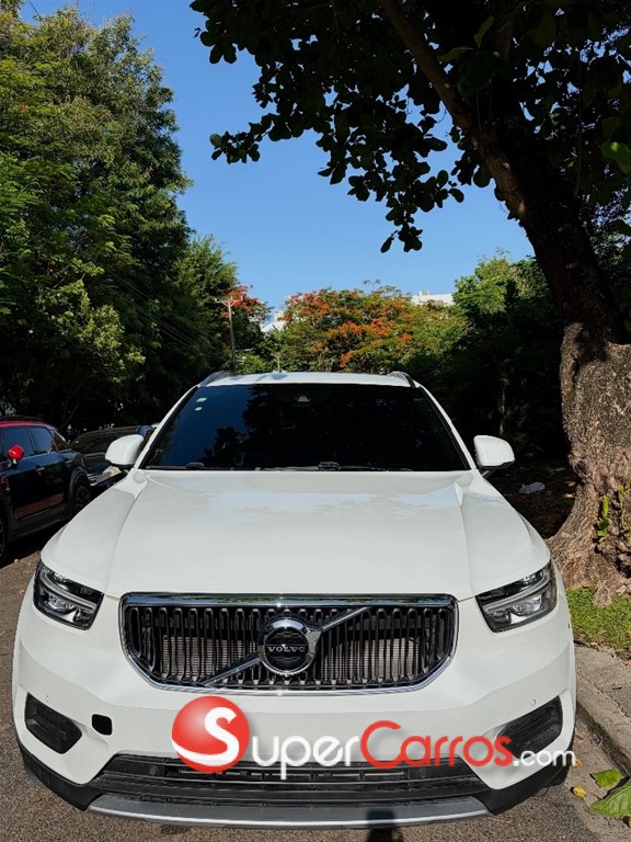 2022 Volvo XC40 Momentum — foto 2 / 11