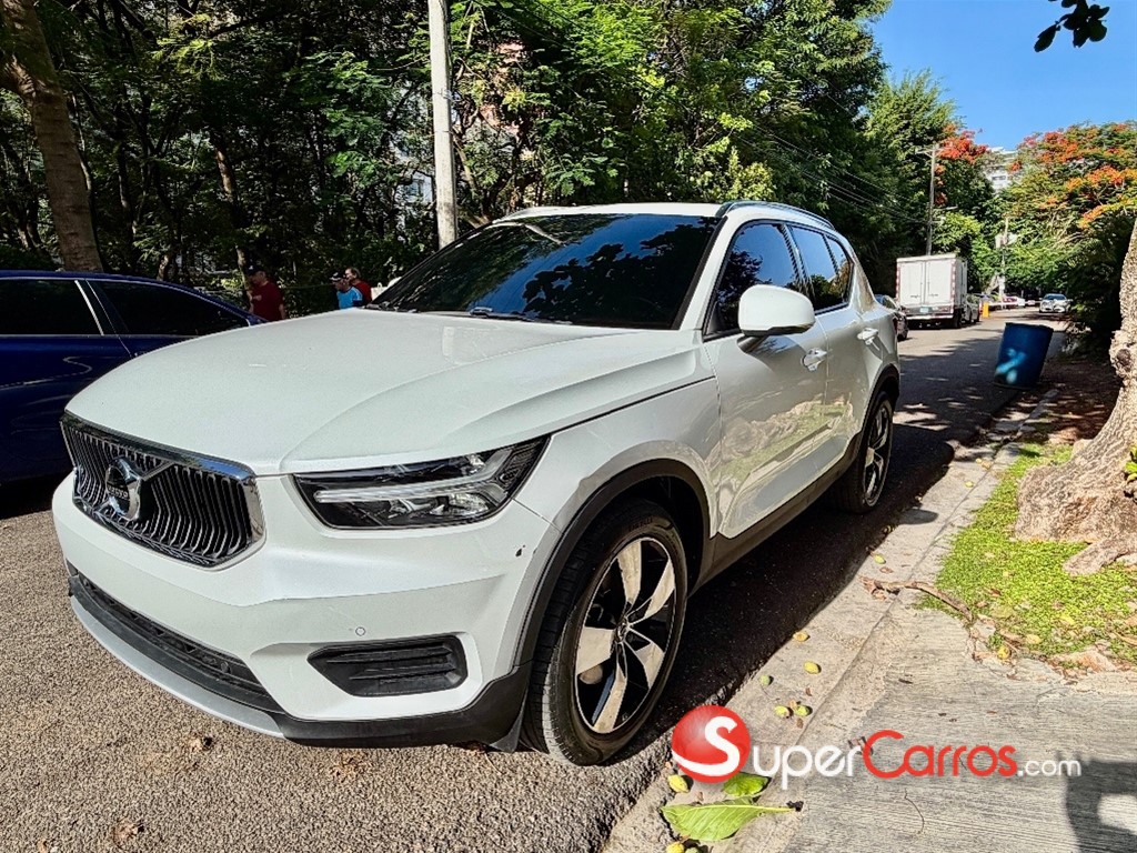 2022 Volvo XC40 Momentum — foto 3 / 11