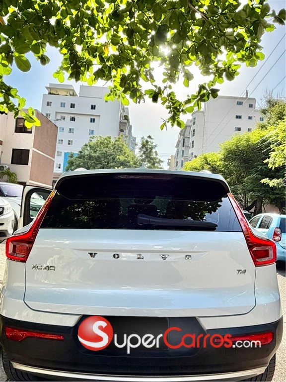 2022 Volvo XC40 Momentum — foto 8 / 11