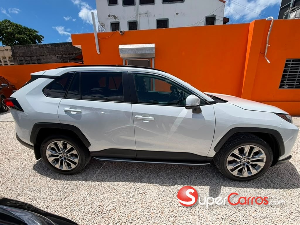 2024 Toyota RAV4 XLE Premium — foto 9 / 12
