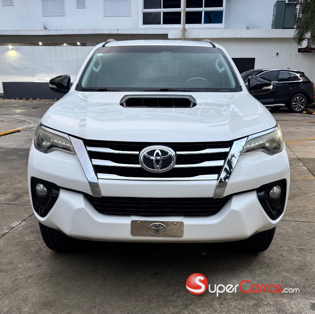 2018 Toyota Fortuner SRV — foto 2 / 12