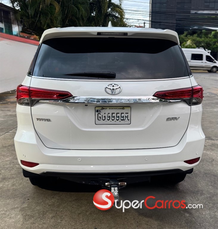 2018 Toyota Fortuner SRV — foto 4 / 12