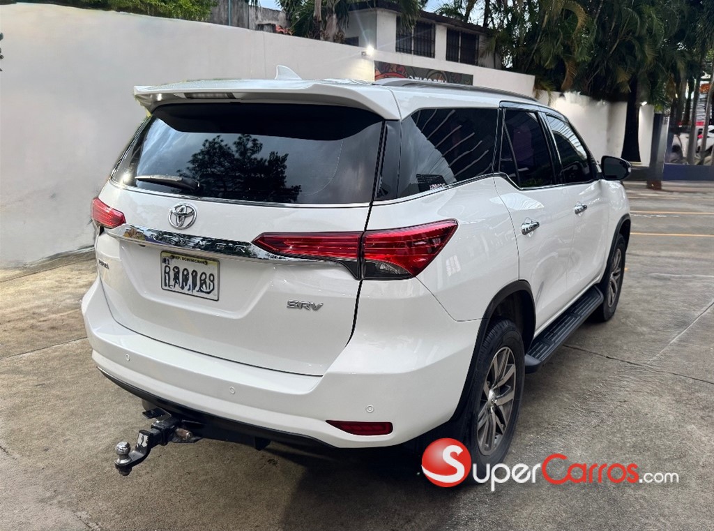 2018 Toyota Fortuner SRV — foto 5 / 12