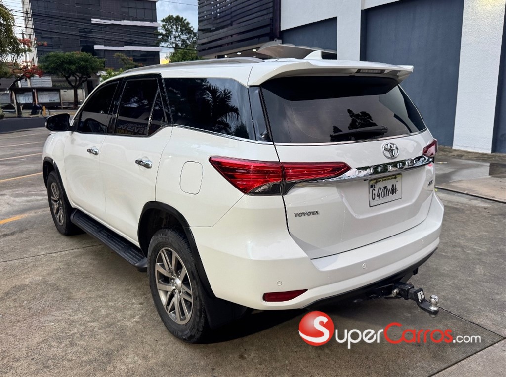 2018 Toyota Fortuner SRV — foto 6 / 12