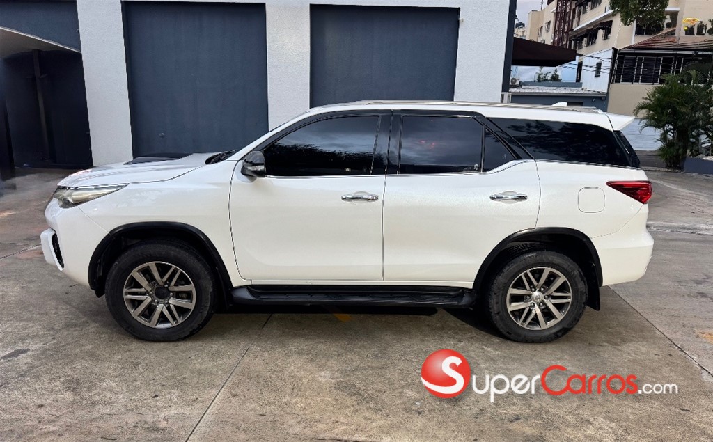 2018 Toyota Fortuner SRV — foto 7 / 12