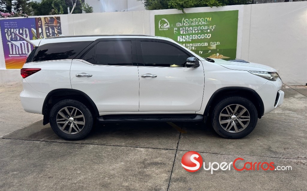 2018 Toyota Fortuner SRV — foto 8 / 12