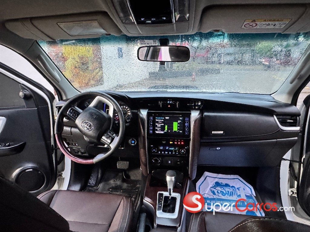 2018 Toyota Fortuner SRV — foto 9 / 12