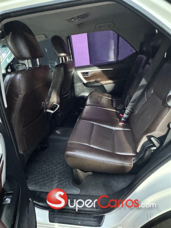 2018 Toyota Fortuner SRV — foto 10 / 12