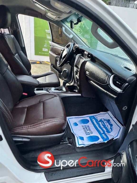 2018 Toyota Fortuner SRV — foto 11 / 12