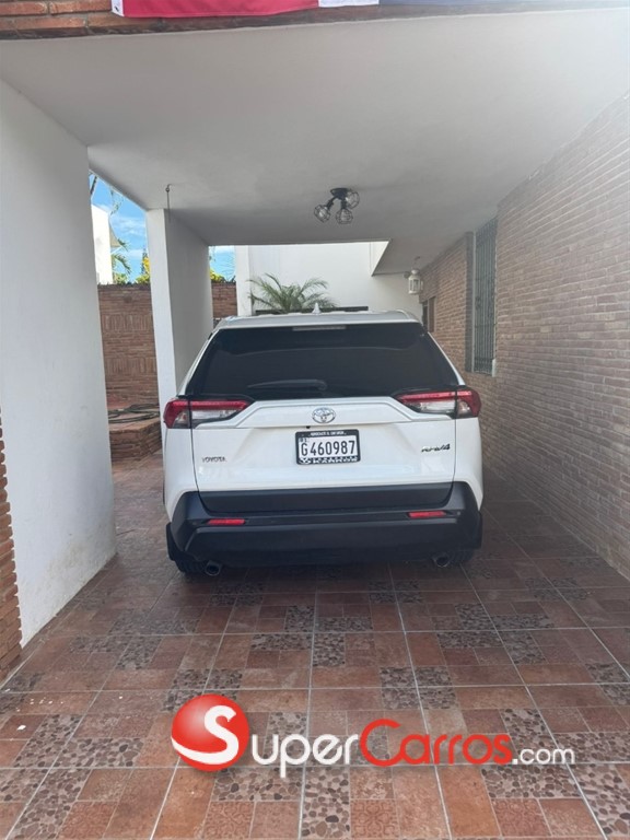 2020 Toyota RAV4 LE — foto 2 / 12