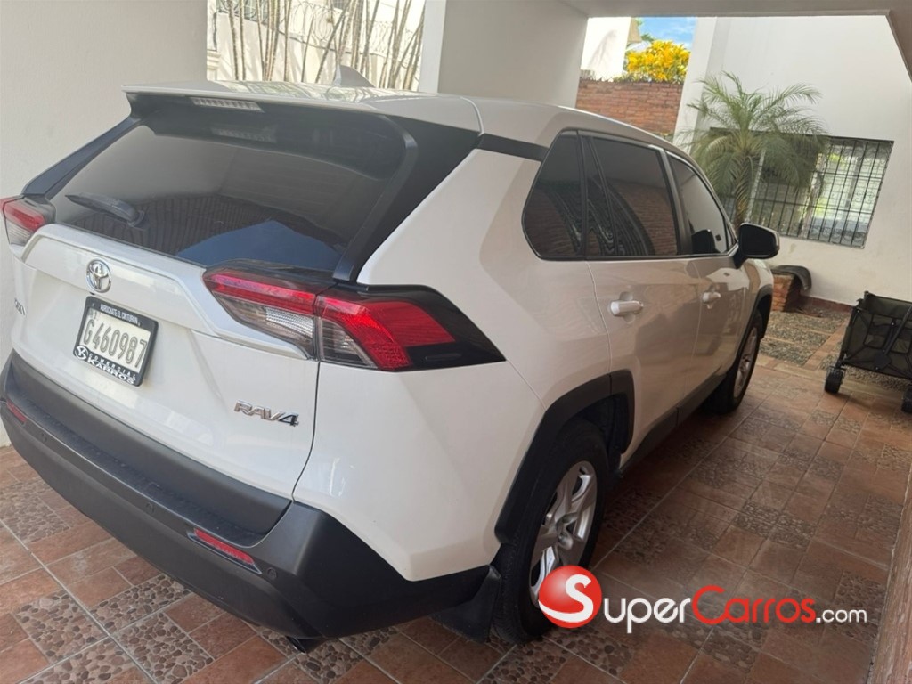 2020 Toyota RAV4 LE — foto 6 / 12