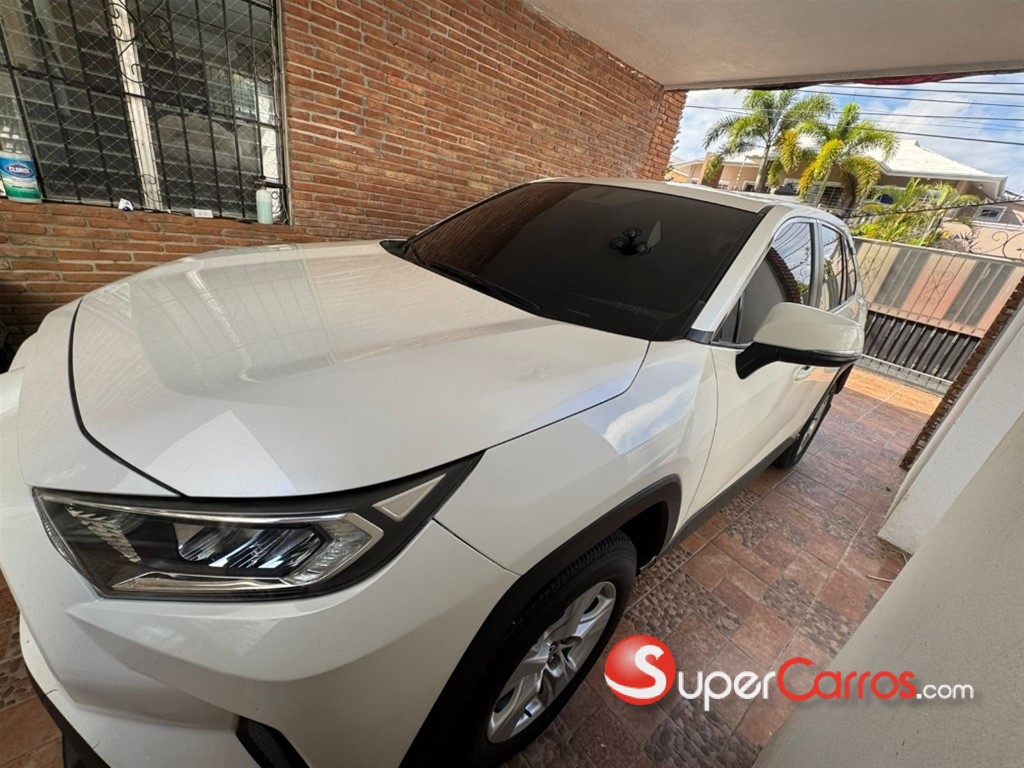 2020 Toyota RAV4 LE — foto 8 / 12