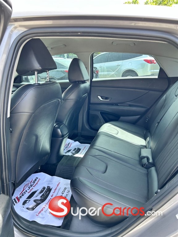2021 Hyundai Elantra SEL — foto 8 / 12