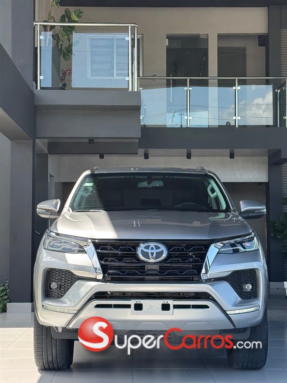 2022 Toyota Fortuner SRV — foto 2 / 12