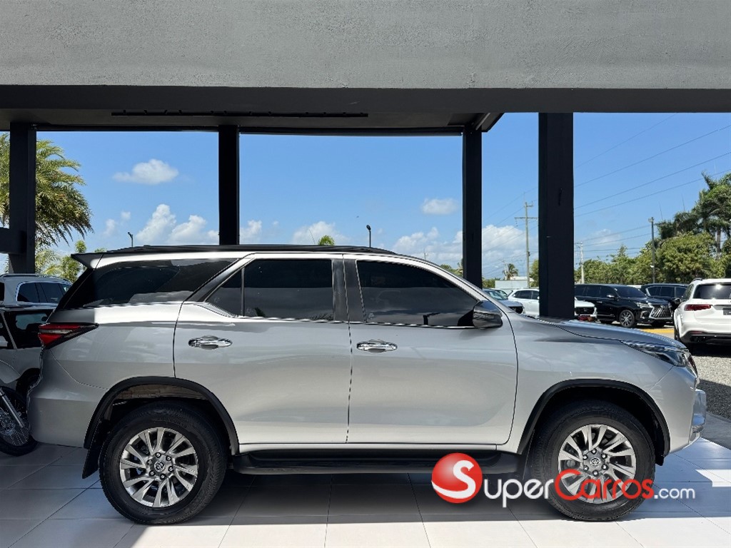 2022 Toyota Fortuner SRV — foto 3 / 12