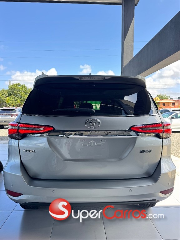 2022 Toyota Fortuner SRV — foto 4 / 12