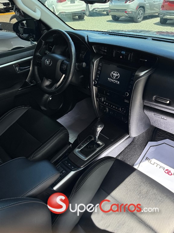2022 Toyota Fortuner SRV — foto 6 / 12