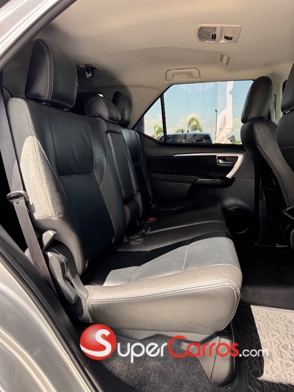2022 Toyota Fortuner SRV — foto 7 / 12