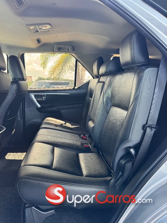 2022 Toyota Fortuner SRV — foto 9 / 12
