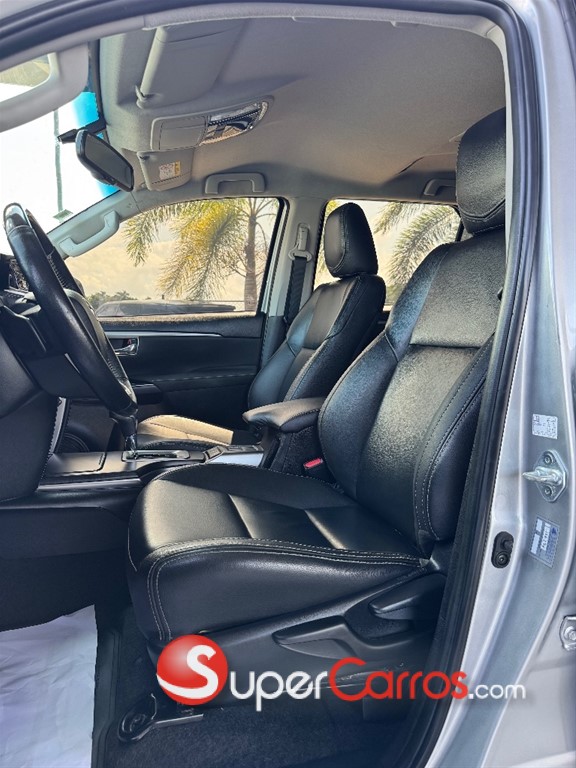 2022 Toyota Fortuner SRV — foto 10 / 12