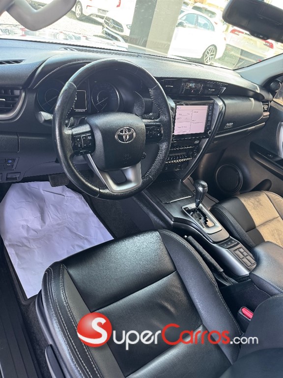 2022 Toyota Fortuner SRV — foto 11 / 12
