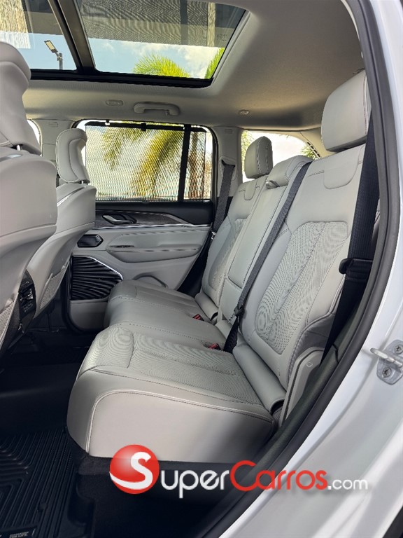 2022 Jeep Grand Cherokee Overland — foto 8 / 12