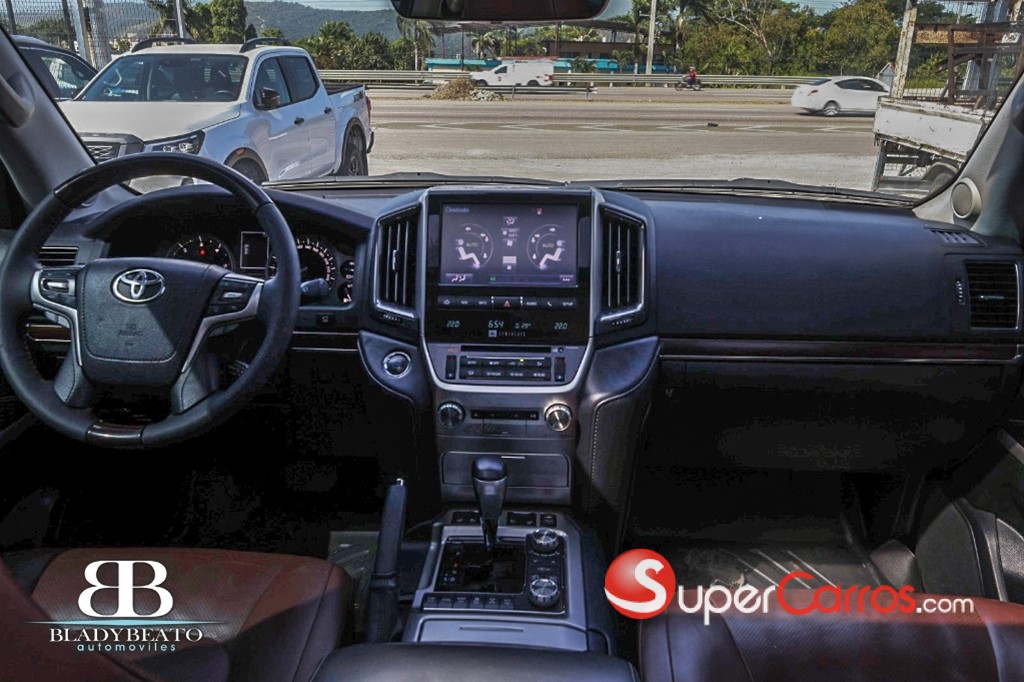 2020 Toyota Land Cruiser VXR — foto 8 / 12
