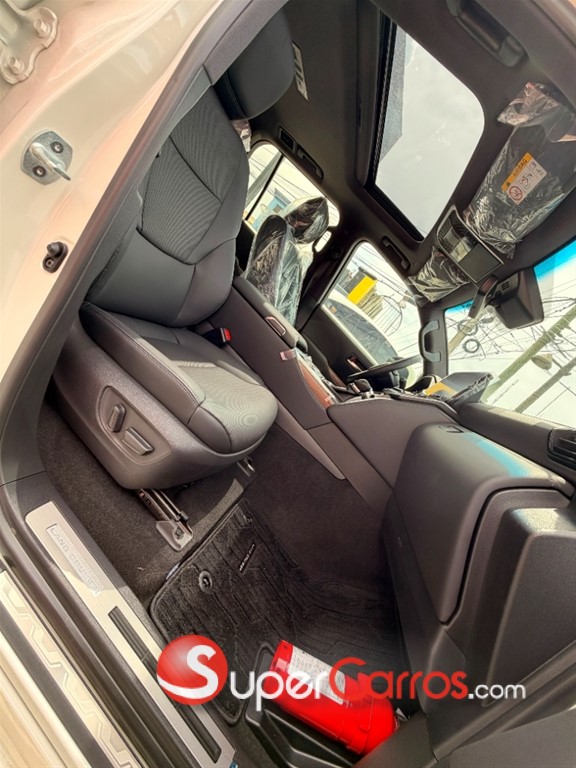 2025 Toyota Land Cruiser 300 GXR — foto 12 / 12
