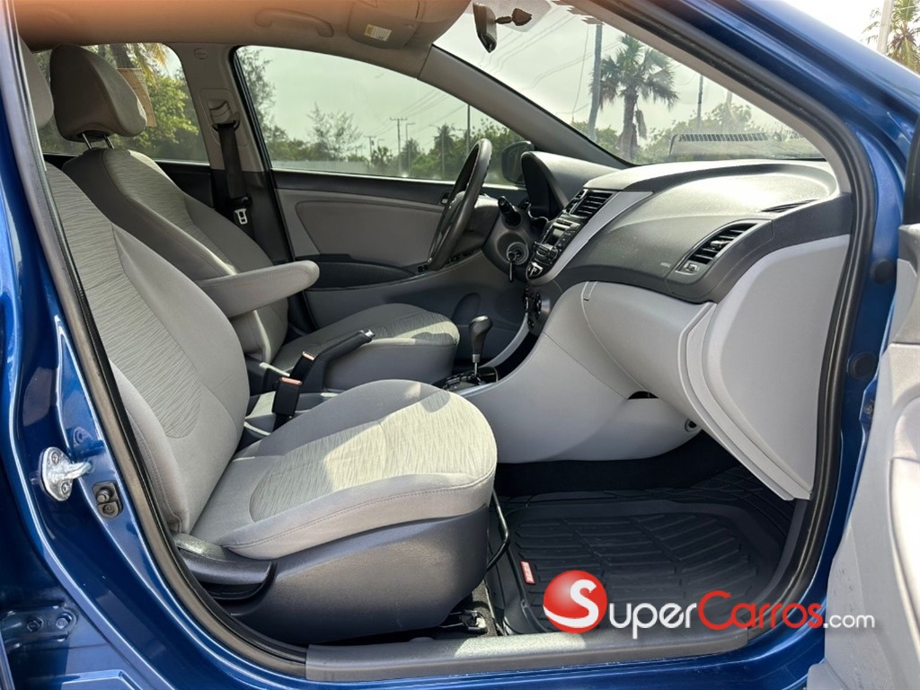 2016 Hyundai Accent SE — foto 8 / 12