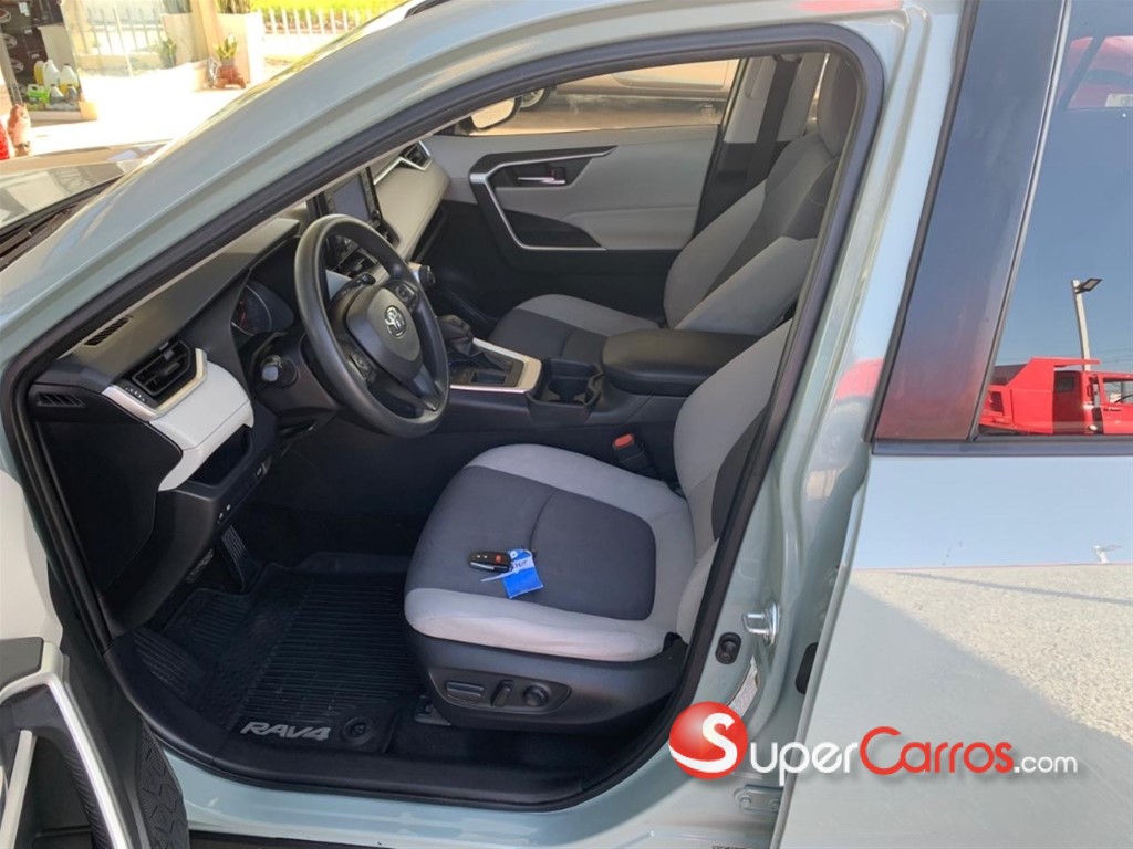 2020 Toyota RAV4 XLE — foto 2 / 12