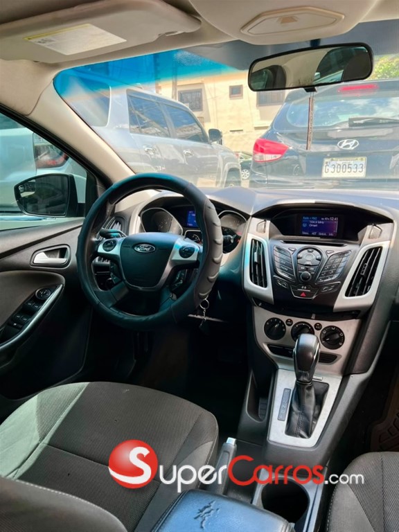 2013 Ford Focus Hatchback SE — foto 6 / 10