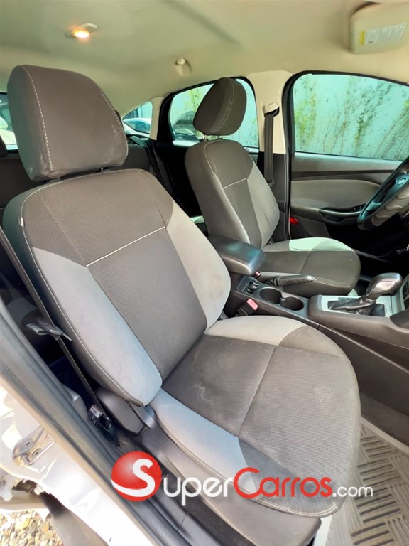 2013 Ford Focus Hatchback SE — foto 7 / 10