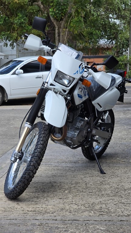 2026 Suzuki DR 650 Dual Sport — foto 9 / 12