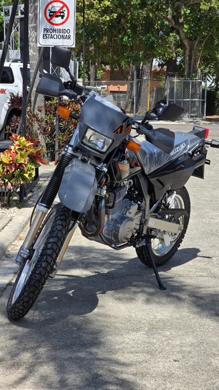 2026 Suzuki DR 650 Dual Sport — foto 10 / 12