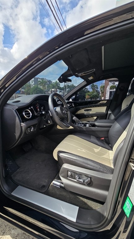 2023 Bentley Bentayga — foto 6 / 12