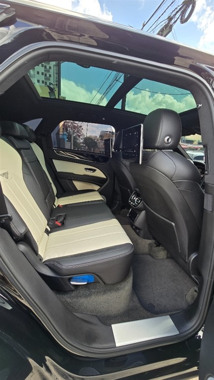 2023 Bentley Bentayga — foto 8 / 12